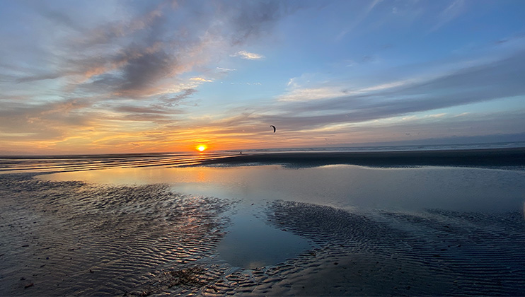 Marche thérapeutique voyage initiatique au bord de l'océan Atlantique au coucher du soleil