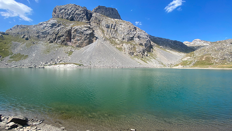 Marche thérapeutique, voyage initiatique en France, les montagnes de Pyrénées se mirent dans un lac glacé